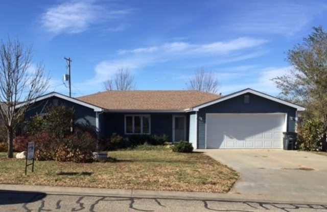 3 bedrom 2 bathroom in Ogden, KS, only blocks from Ft. Riley! - 506 North Park Street, Ogden, KS 66517