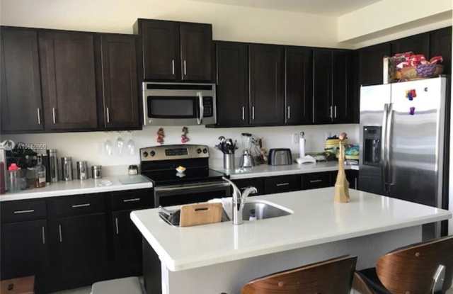 1075 NW 33rd Mnr - 1075 NW 33rd Mnr, Pompano Beach, FL 33064
