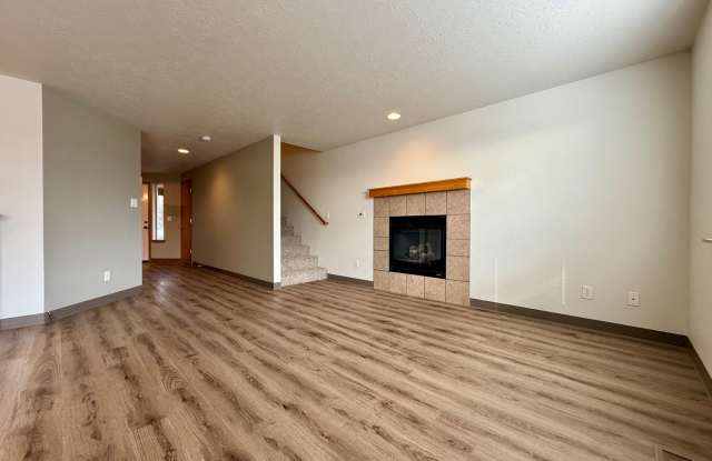 SPACIOUS NEWLY UPDATED TOWNHOME IN REDMOND!! photos photos