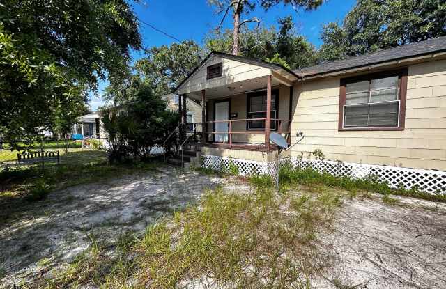 Steal of a Deal! 3/1 on Eastside under $1k! LVP Flooring and Fully Equipped Kitchen! photos photos