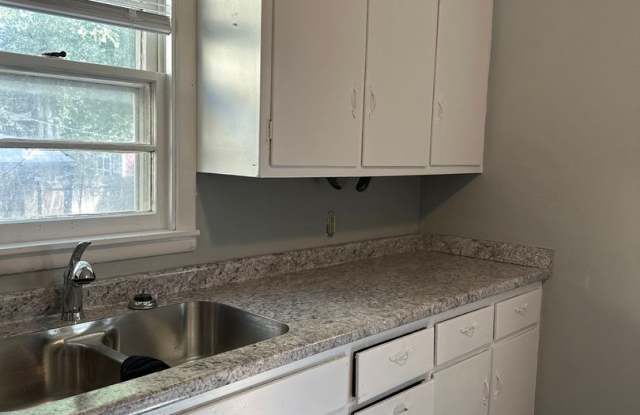2 Bedroom, 1 Bath Single Family Home  138 Madison St Waterloo in the Highland School District! Gallery 4