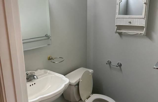 Nicely renovated pet friendly 2 bed in South Boston! photos photos