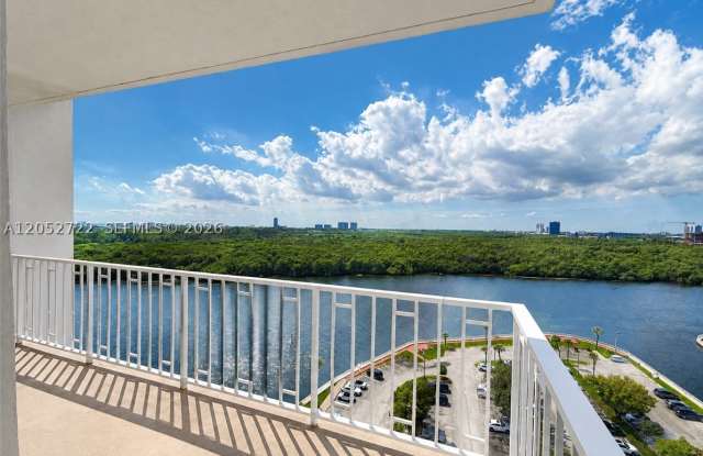 500 Bayview Dr Gallery 1