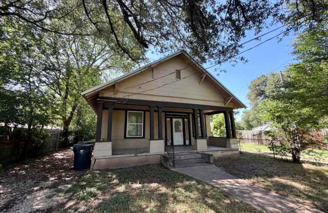 Charming 3BR in a Beautiful Park-Like Setting Gallery 1