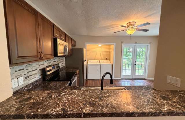 Newly Renovated 2/1 Westside Murray Hill! Gallery 4