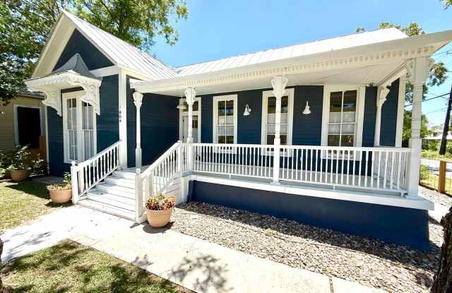**APPLICATION RECEIVED** Jaw Dropping 4 Bedroom / 3 Bath Home Near Downtown! Gallery 3