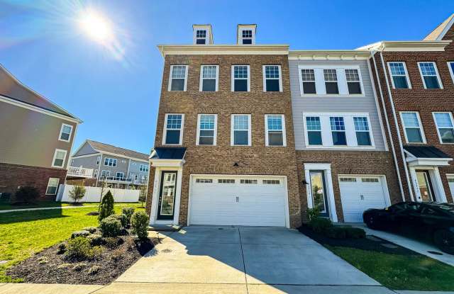Stunning and Spacious 4 Bed 3.5 Bath End Unit Townhome In Highly Desired Goose Creek Club - 42961 Running Creek Square, Loudoun County, VA 20175