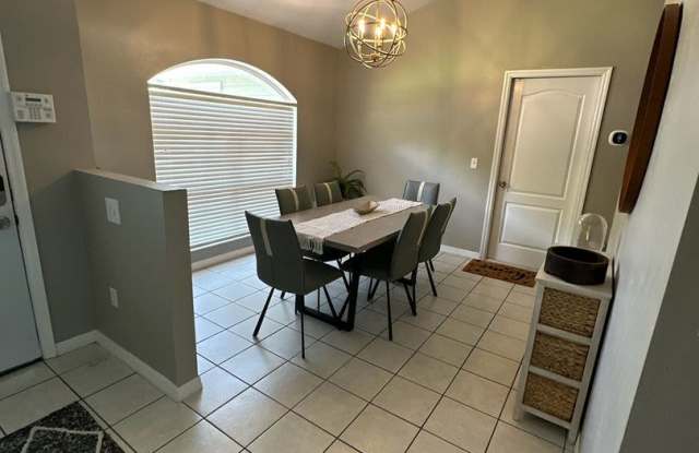 4 Bed / 3 Bath House! Close to UF & Everything! Ask for Kathleen when you inquire! Gallery 4
