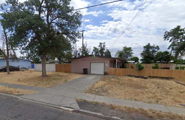 3 Bedroom Home Fully Fenced Front & Back Yards. Gallery 1