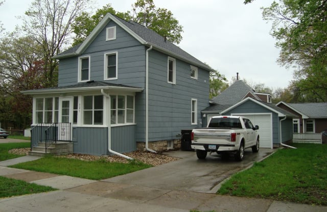 521 W 22nd st - 521 West 22nd Street, Cedar Falls, IA 50613