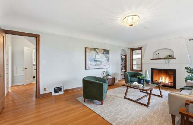 Magnolia 4bd/3ba, Large Yard, Water Views, Garage Gallery 4