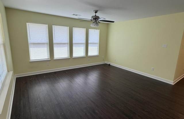 211 Thomas Circle Gallery 3
