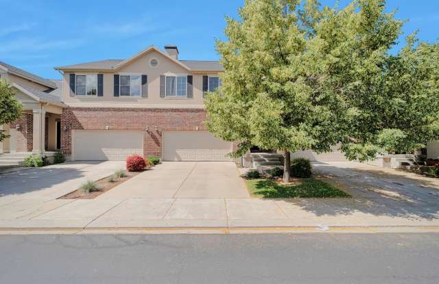 Beautiful 3 Bed Ivory Ridge T/home w 2 car + amenities galore! - 189 East Backhand Lane, Lehi, UT 84043