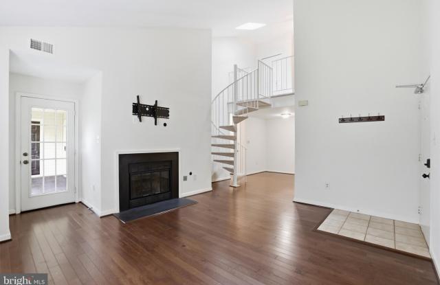 10208-C ASHBROOKE Court Gallery 4