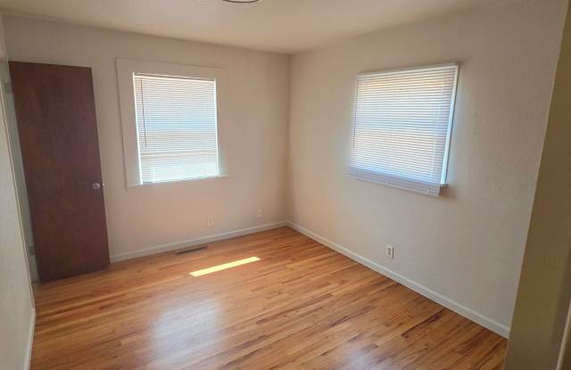 MOVE IN SPECIAL 1/2 OFF FIRST FULL MONTHS RENT.  ALL PROSPECTIVE TENANTS MUST SUBMIT A $58 NON-REFUNDABLE APPLICATION FEE PER APPLICANT ONLINE AND BE PRE-QUALIFIED PRIOR TO ANY SHOWINGS Apply @ puebloarearentals.com Gallery 4