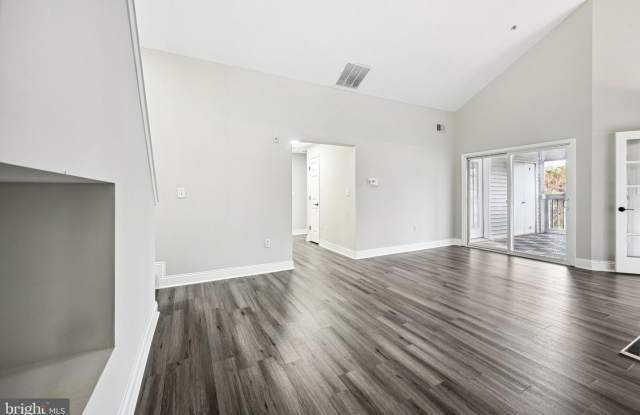 6520 LAKE PARK DR #301 Gallery 2