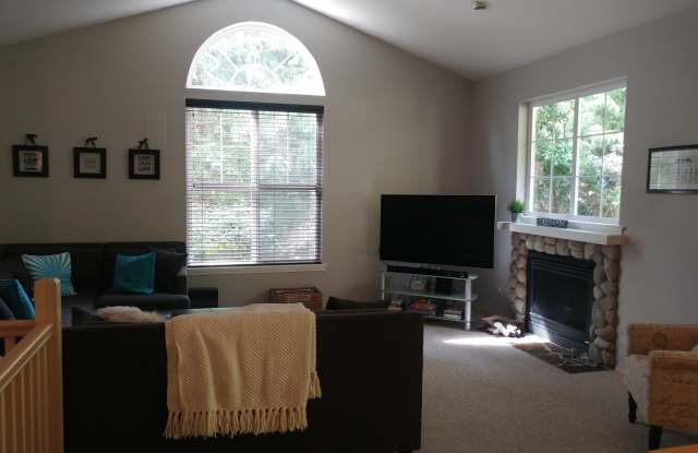 Private and Spacious Home in Langley! Gallery 4