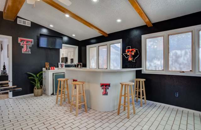 Spacious 4 Bed, 2 Bath Home in Lubbock, TX photos photos