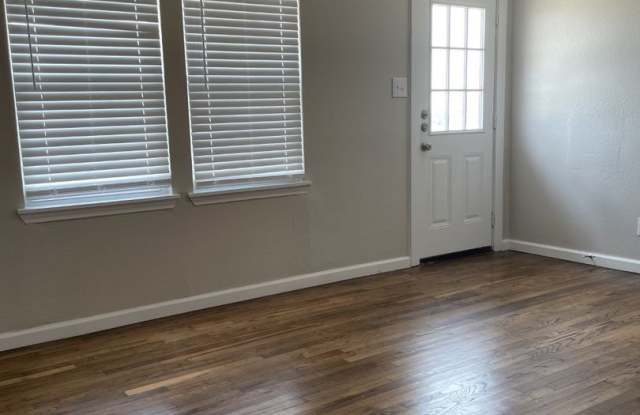 Reduced Deposit and Free Weeks! Updated 2BR w/ Granite Counters, Wood Floors & Prime Location Near Shopping Gallery 4
