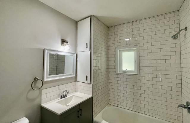 Crisp, Gorgeous, 3 Bed Home with Large Garage Gallery 4