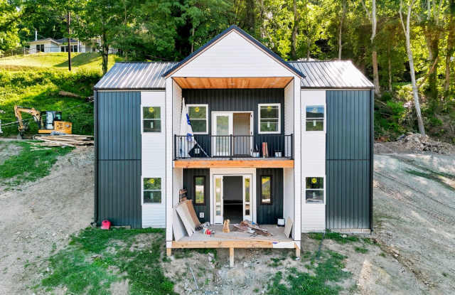 Spacious 3 Bedroom/ 1 bath Gallery 3