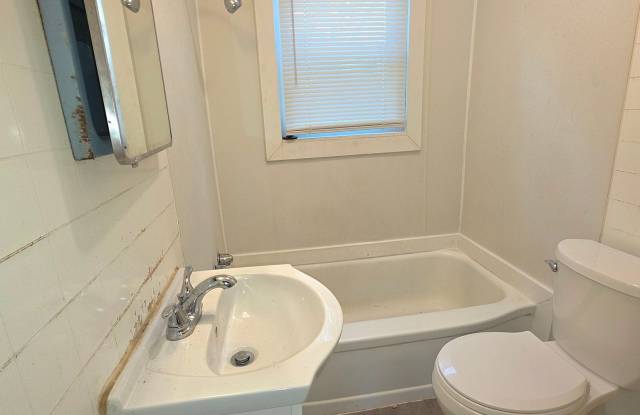 2 Bedroom 1 Bath Bungalow $895! Central Heat & Air!  Cute! Gallery 3