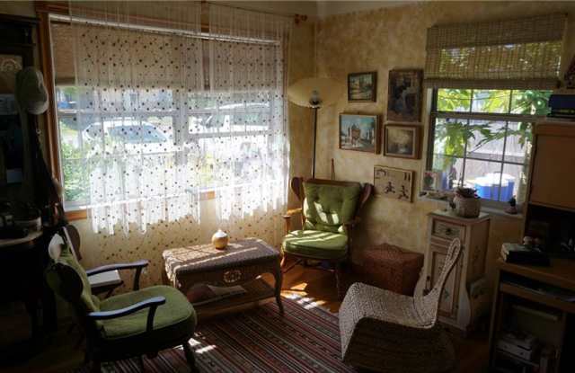 740 61ST AVENUE NE Gallery 2