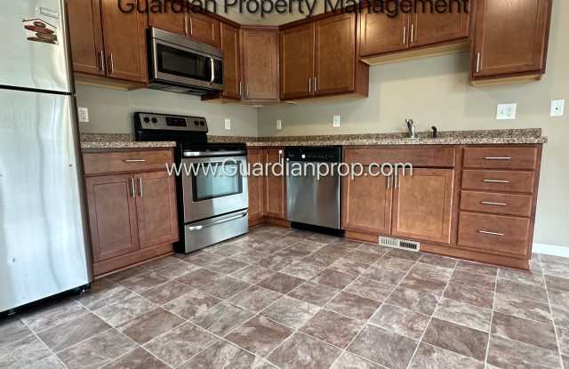 Champlin Corner Unit Town Home, 2 Car Garage, Dishwasher, Washer/Dryer, Balcony Gallery 1