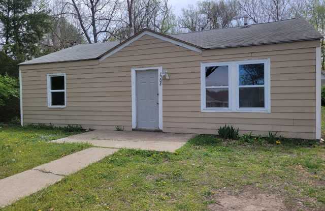Cute 3 bedroom 1 bath! - 3308 Southeast Humboldt Street, Topeka, KS 66605 Cute 3 bedroom 1 bath! - 3308 Southeast Humboldt Street, Topeka, KS 66605
