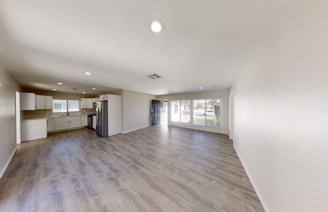 Beautiful 7BD/4BA on Mary Gallery 3