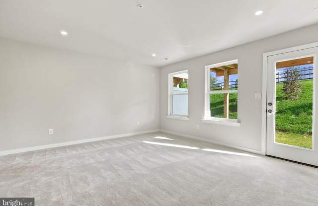 143 RIVER TRAIL Circle Gallery 4