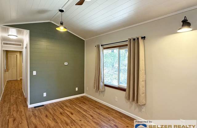 Extensively renovated 1+ bd. cottage in a charming rural setting! Gallery 3