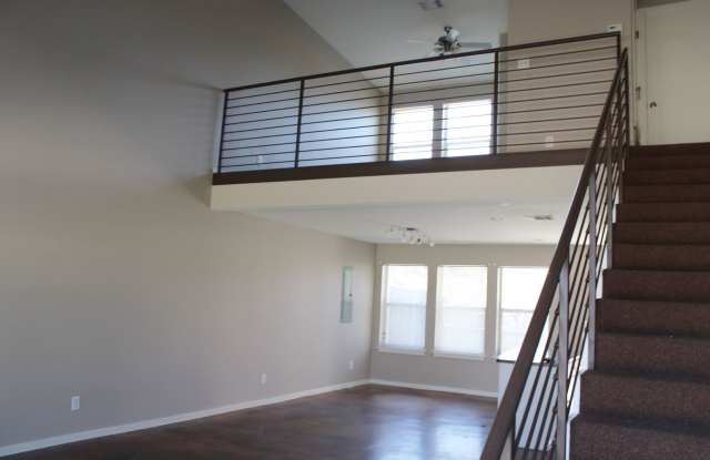 CONTEMPORARY URBAN CONDO NEAR DOWNTOWN Gallery 4