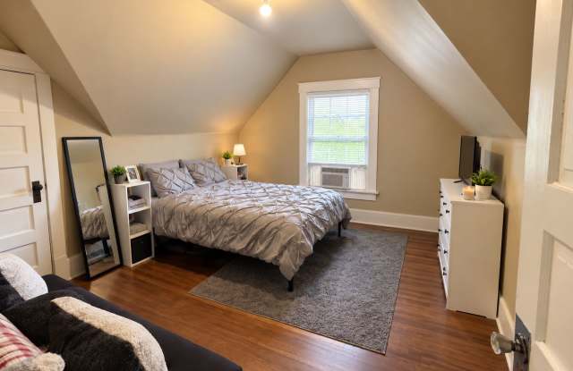 320 North Dodge - 4 Bedroom Gallery 4