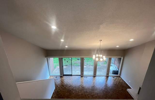 Beautiful renovated East Memphis condo located in the Richland area! Community Pool! Small pets allowed, fees apply. photos photos