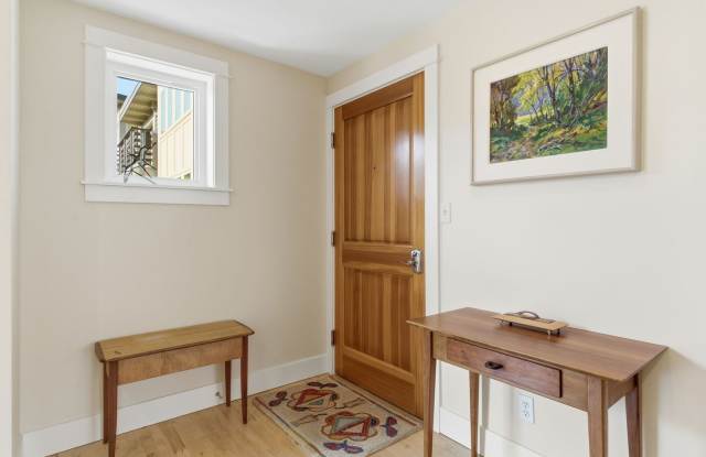 Furnished Bainbridge Condominium Gallery 4