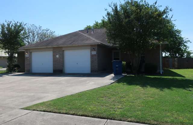 2/2 Duplex on Misty Acres / Covered Back Patio / Fenced in Yard / CISD *2 Weeks Free Rent* photos photos