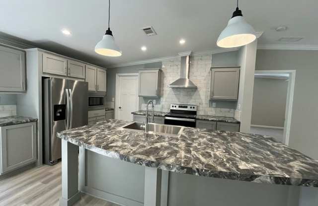 1009 Cloverleaf Circle Gallery 2