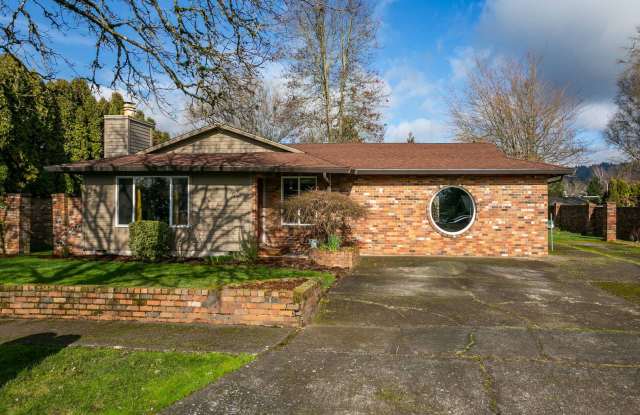 Freshly Updated Ranch Style Home in Newberg Gallery 1