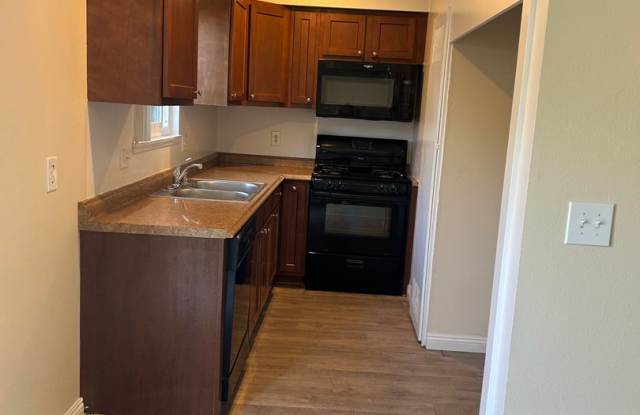 Beautiful townhome must see! ready to move in- Gallery 1