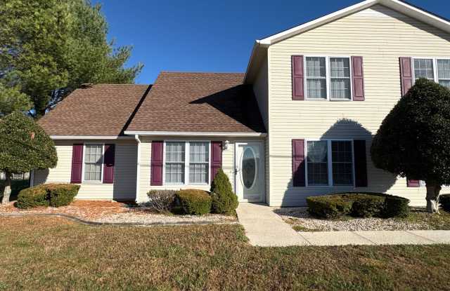 Spacious 3 Bedroom Townhome in Central Manchester Location.. - 1150 Doak Road, Manchester, TN 37355