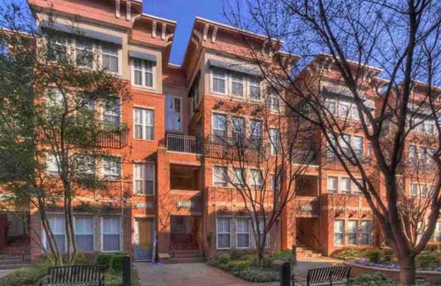 South Bluffs area townhome with 2 BR/ 2BA and flex room PLUS 1 car garage and one reserved parking space. Gated community with pool and dog park. - 75 Shoemaker Court, Memphis, TN 38103