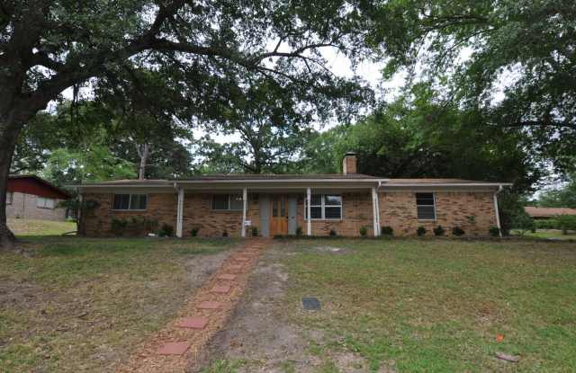 Coming Soon! 3 bedroom in the heart of South Tyler! photos photos