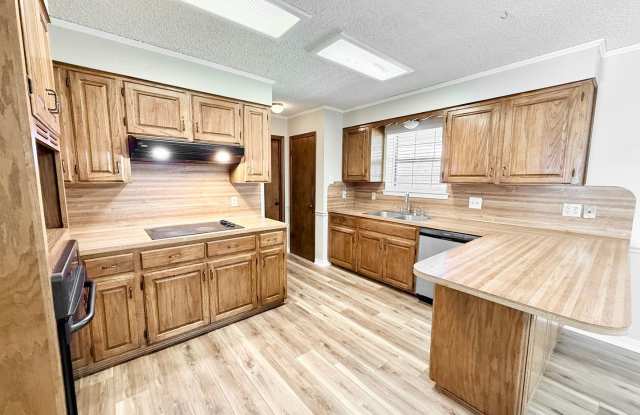 Welcoming 3-Bedroom Home with Fireplace and Covered Patio Gallery 1