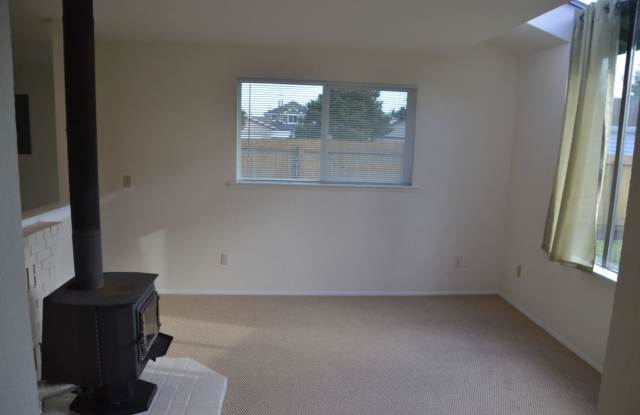 Beautiful and Bright Corner Lot Home in Everett! Gallery 3