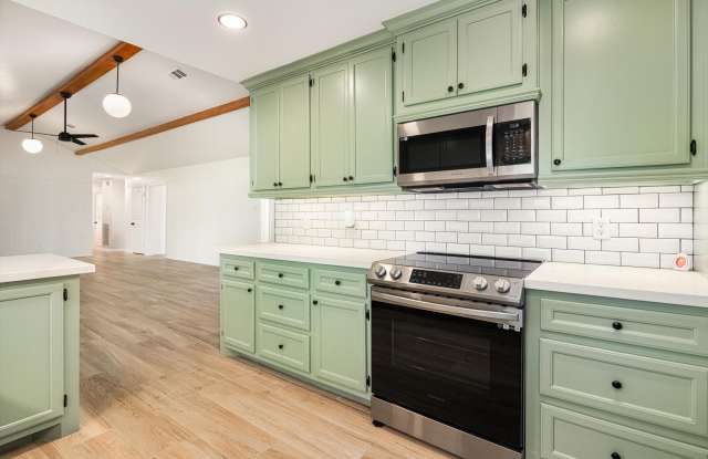 416 Southern Oaks Drive Gallery 3