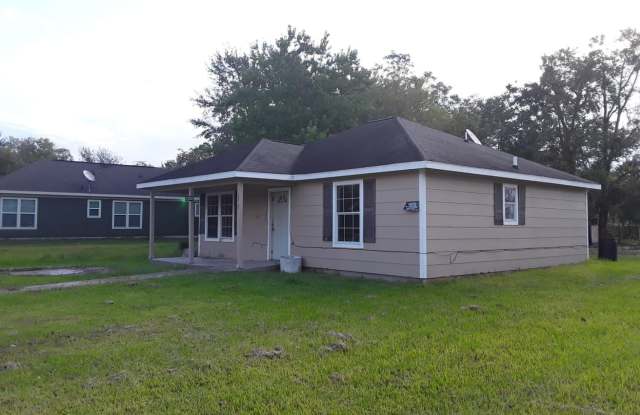 Perfect home for a small family or young professional!.in Port Arthur - 1302 14th Street, Port Arthur, TX 77640