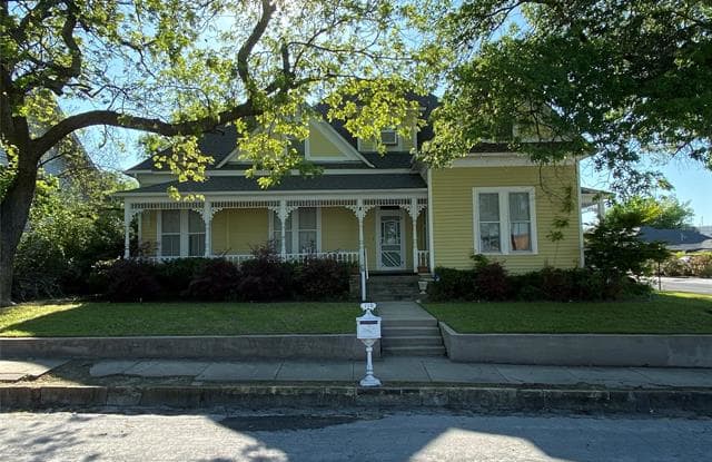110 S Walnut Street - 110 South Walnut Street, Weatherford, TX 76086