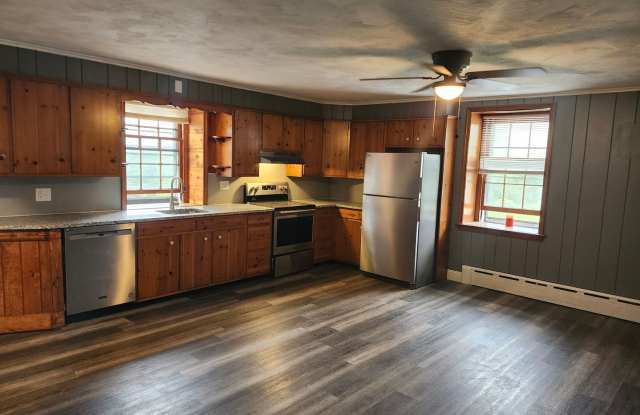 Charming 3 Bedroom Apartment Available Now! Gallery 3
