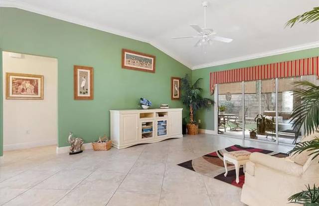 Charming 3 bed 2 bath with great location! Gallery 3